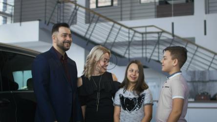 将新车钥匙交付给家人[4K]