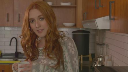 一个女人喝咖啡跳舞的肖像[4K免费商用]