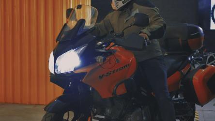 一名男子骑着一辆大摩托车出发[4K免费商用]