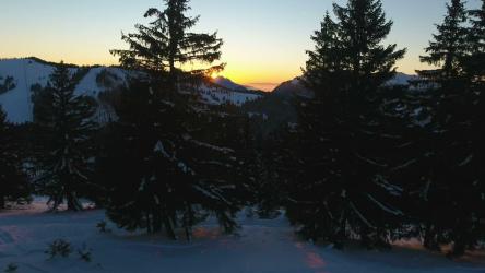 白雪皑皑的山脉鸟瞰图[]