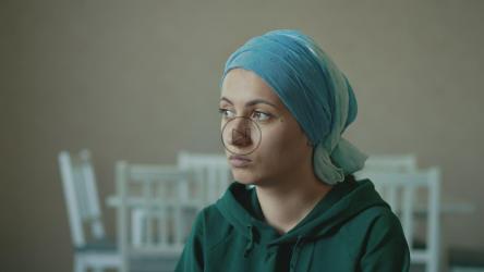 戴头巾的年轻女子悲伤地凝视着前方[]