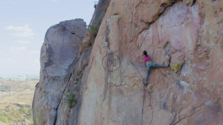 年轻女子在山上练习极限登山[免费商用]