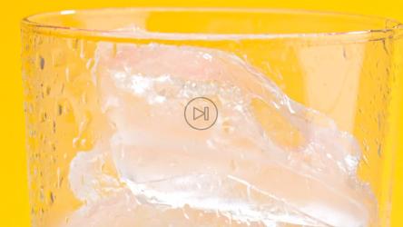 一个装满冰块的水晶杯，里面装满了起泡的红色苏打水[免费商用]