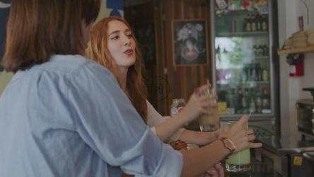 朋友们在自助餐厅共度时光[免费商用]