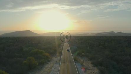 日落时高速公路周围的空中景观[免费商用]