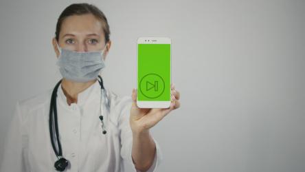 女医生用绿屏展示手机[4K]