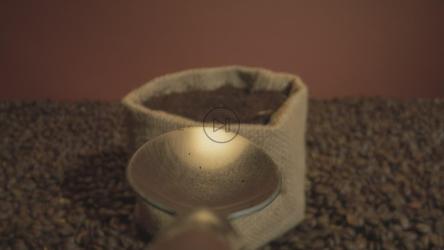 勺子从袋子里抓咖啡的观点[4K免费商用]