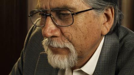 一位老人下棋的近景[免费商用]