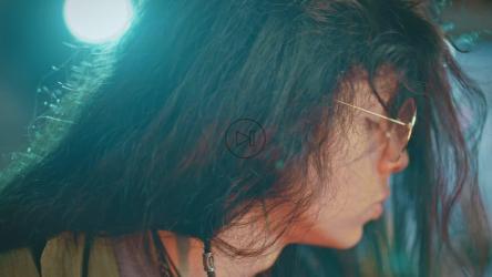 吉他手在近距离弹奏粉色吉他[免费商用]