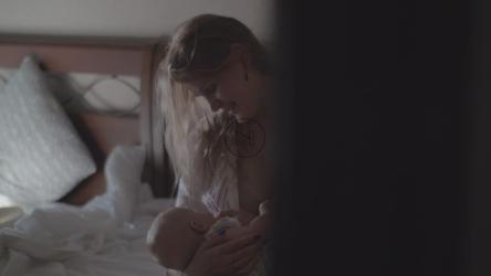 母亲和新生儿在一起[]