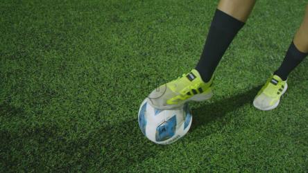 技术娴熟的足球运动员展示杂耍技巧[免费商用]