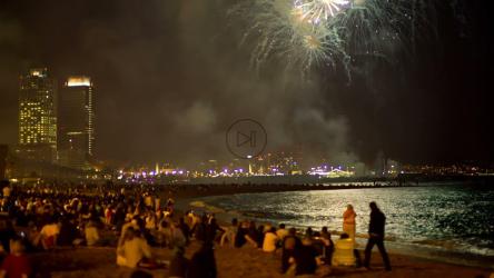 人们在海滩上看烟花[免费商用]