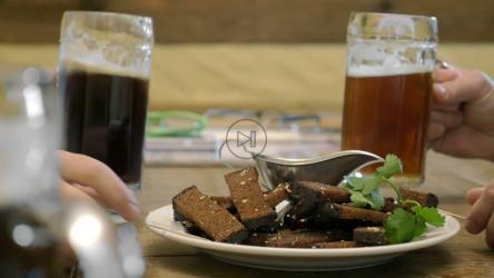 用餐时享受啤酒[4K]