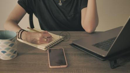 年轻女子停下工作接电话[4K免费商用]