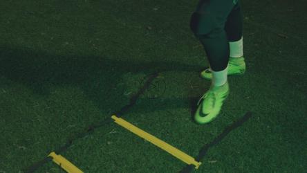 足球运动员在训练中的跳跃[免费商用]