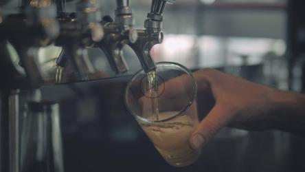 酒保端啤酒的手[免费商用]