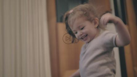 小女孩玩得很开心[免费商用]