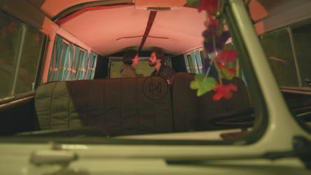 在一辆停着的复古面包车里浪漫约会[免费商用]