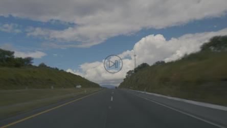 在高速公路上快速行驶的观点[免费商用]