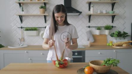 正在准备健康沙拉的女人[]