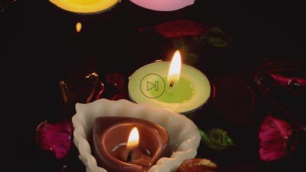 漂浮在水中的浪漫蜡烛[]