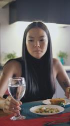 一名妇女在用餐时从杯子里喝水[免费商用竖屏]