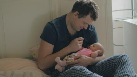 父亲牵着新生儿的手[4K]