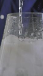 玻璃杯中的滋补品[免费商用竖屏]