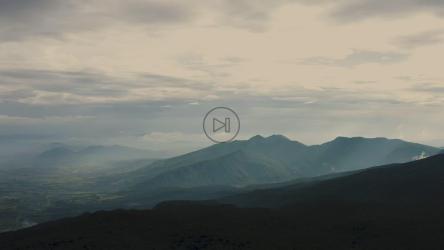 从山顶看到的山脉景观[4K免费商用]