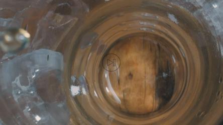 玻璃杯内有美景的啤酒[免费商用]