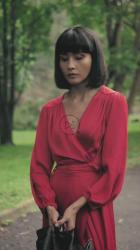 公园里的一位年轻女子撑伞遮雨[免费商用竖屏]