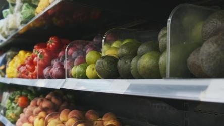 市场上的新鲜黄瓜和其他蔬菜[]