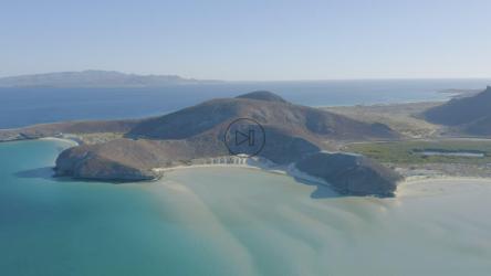 鸟瞰阳光明媚、多山的半岛[免费商用]