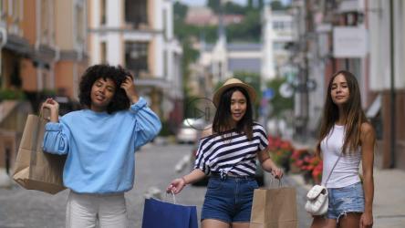 快乐的朋友在购物日聚会[4K]