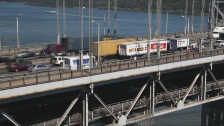 华盛顿大桥上的卡车[]