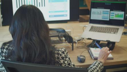 在办公室工作的职业女性[4K免费商用]