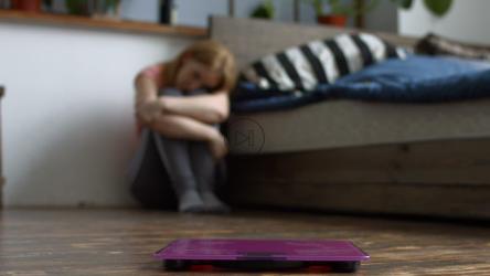 坐在地板上心烦意乱的女人[免费商用]