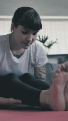 女孩在室内做伸展运动[免费商用竖屏]