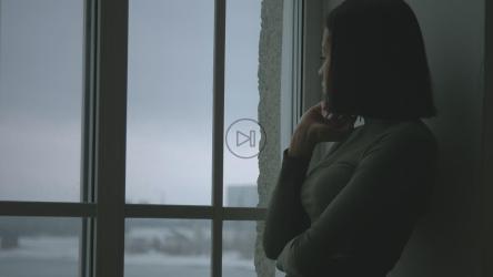 窗边一个心烦意乱的年轻女人[4K]