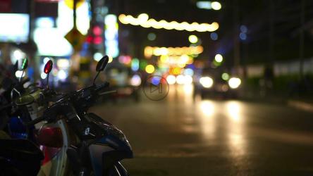 夜间城市街道交通[]