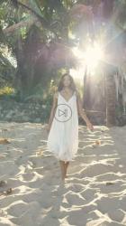 一个年轻的女人'；在海滩上的肖像[免费商用竖屏]