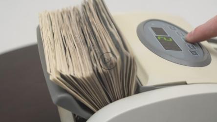 点钞机在数一叠钞票[]