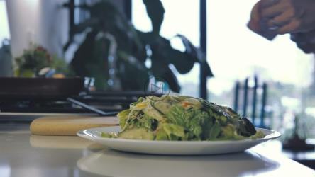 一位女士正在准备一份沙拉三明治[4K免费商用]