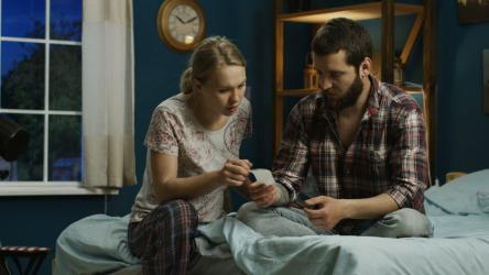 一对痛苦的夫妇在卧室里检查账单[4K]