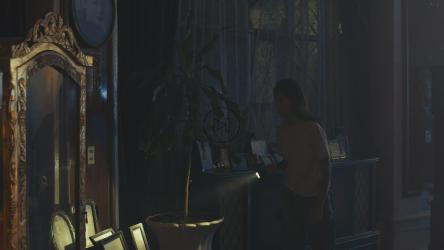 女孩在晚上探索闹鬼的豪宅[免费商用]