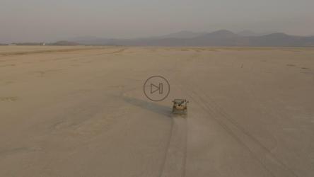 从空中看到的穿越沙漠的吉普车[免费商用]