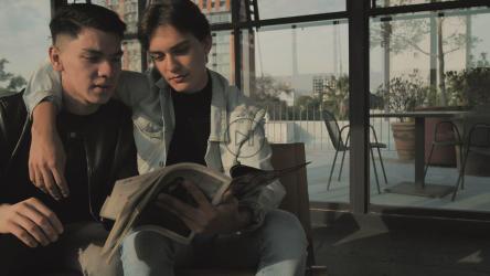 约会时读书的男人[免费商用]