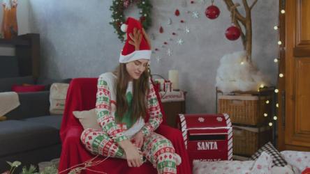 打开圣诞礼物，母亲和女儿[免费商用]