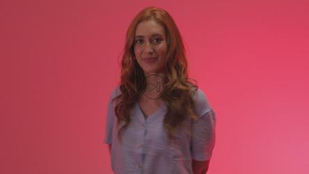 兴高采烈的女人对着镜头做着充满爱意的手势[免费商用]