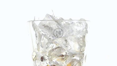 装在白底冰块杯子里的苏打水[]